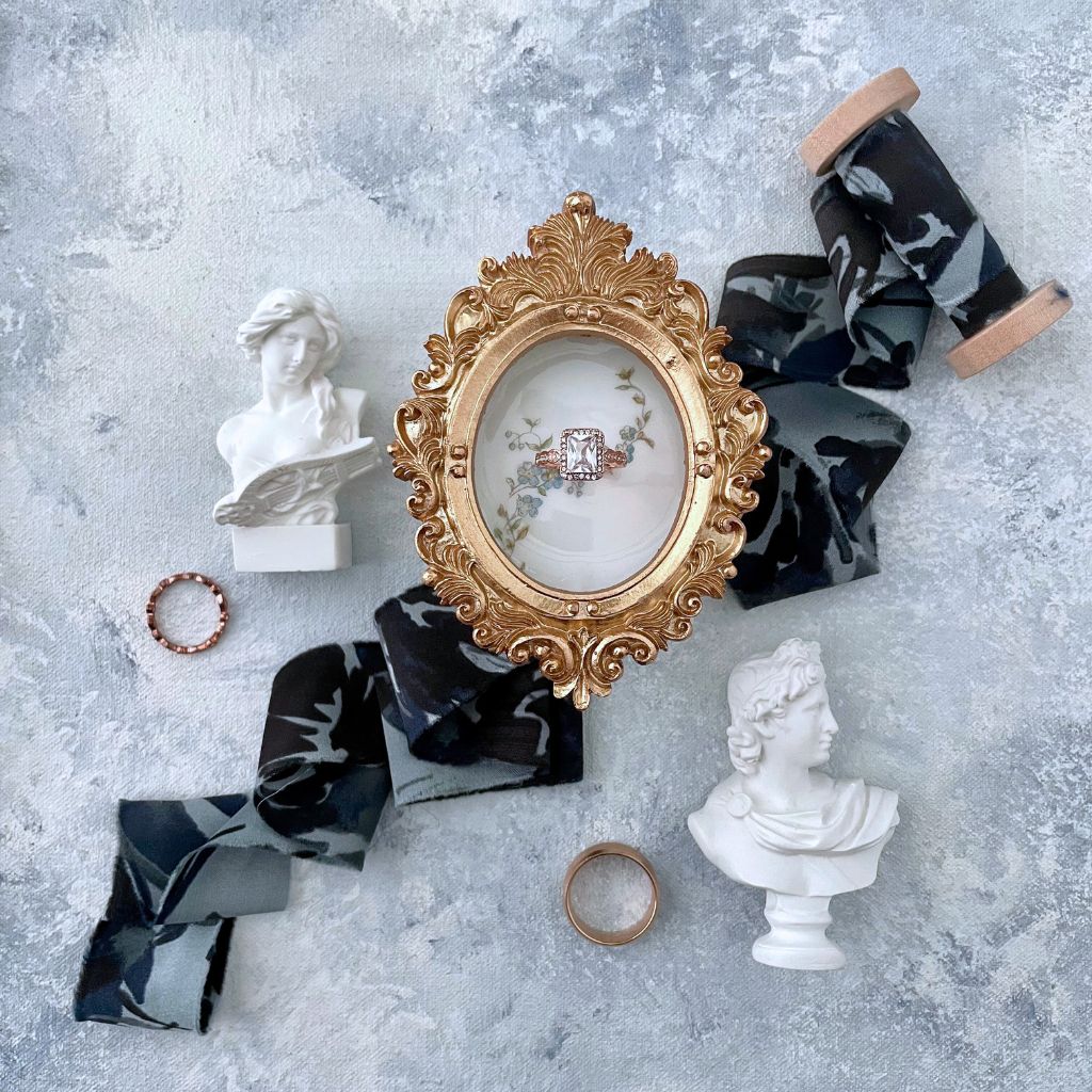 DEAL ~ Oval Mini Gold Frames