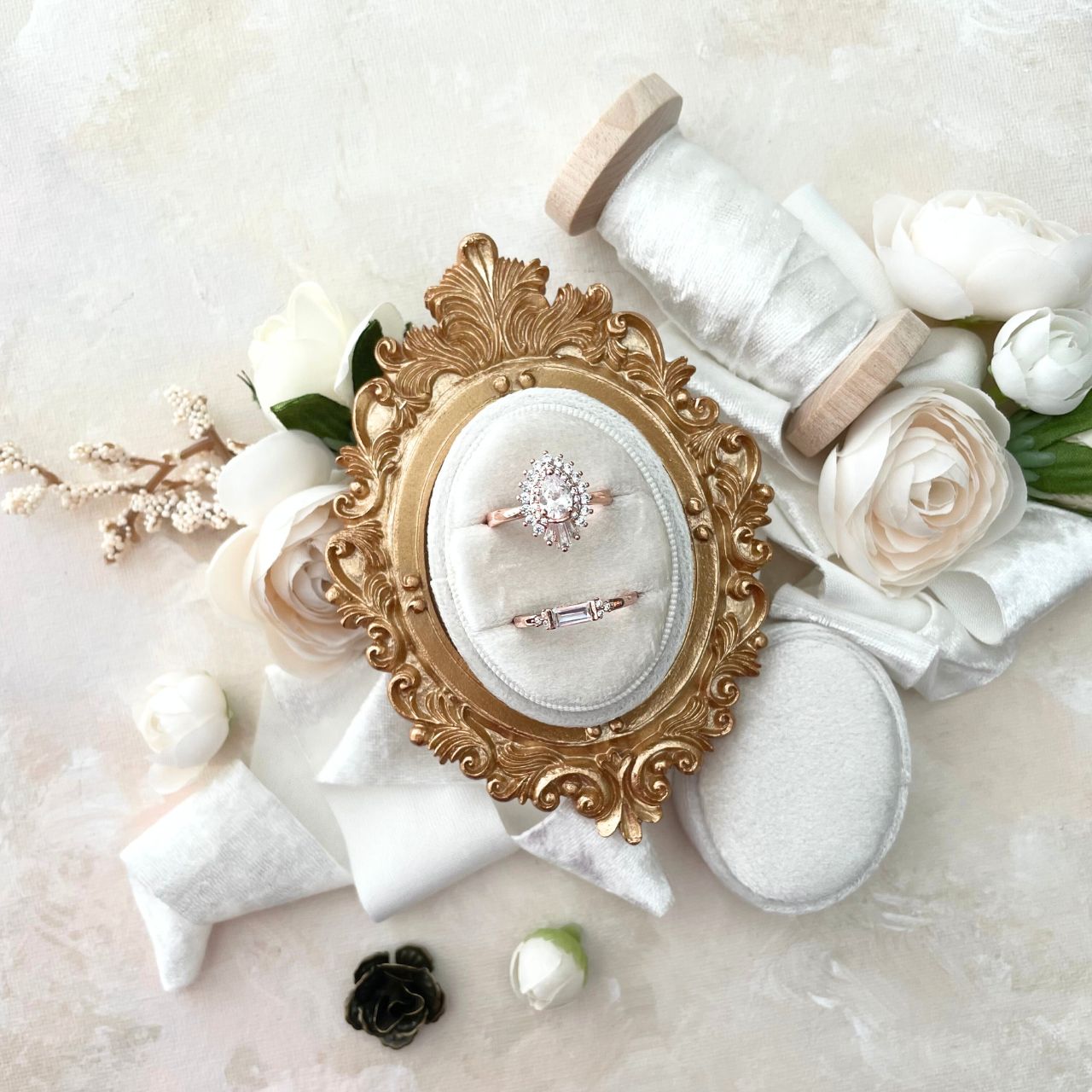 DEAL ~ Oval Mini Gold Frames